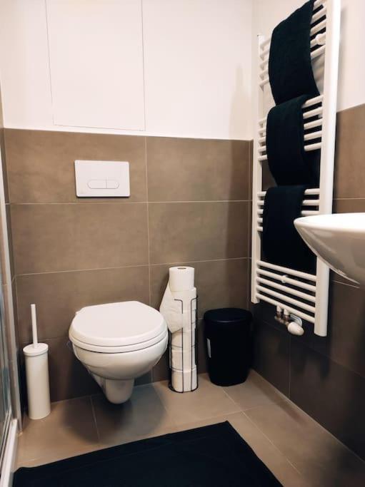 Airport For Two, Free Parking, Airport View Apartmán